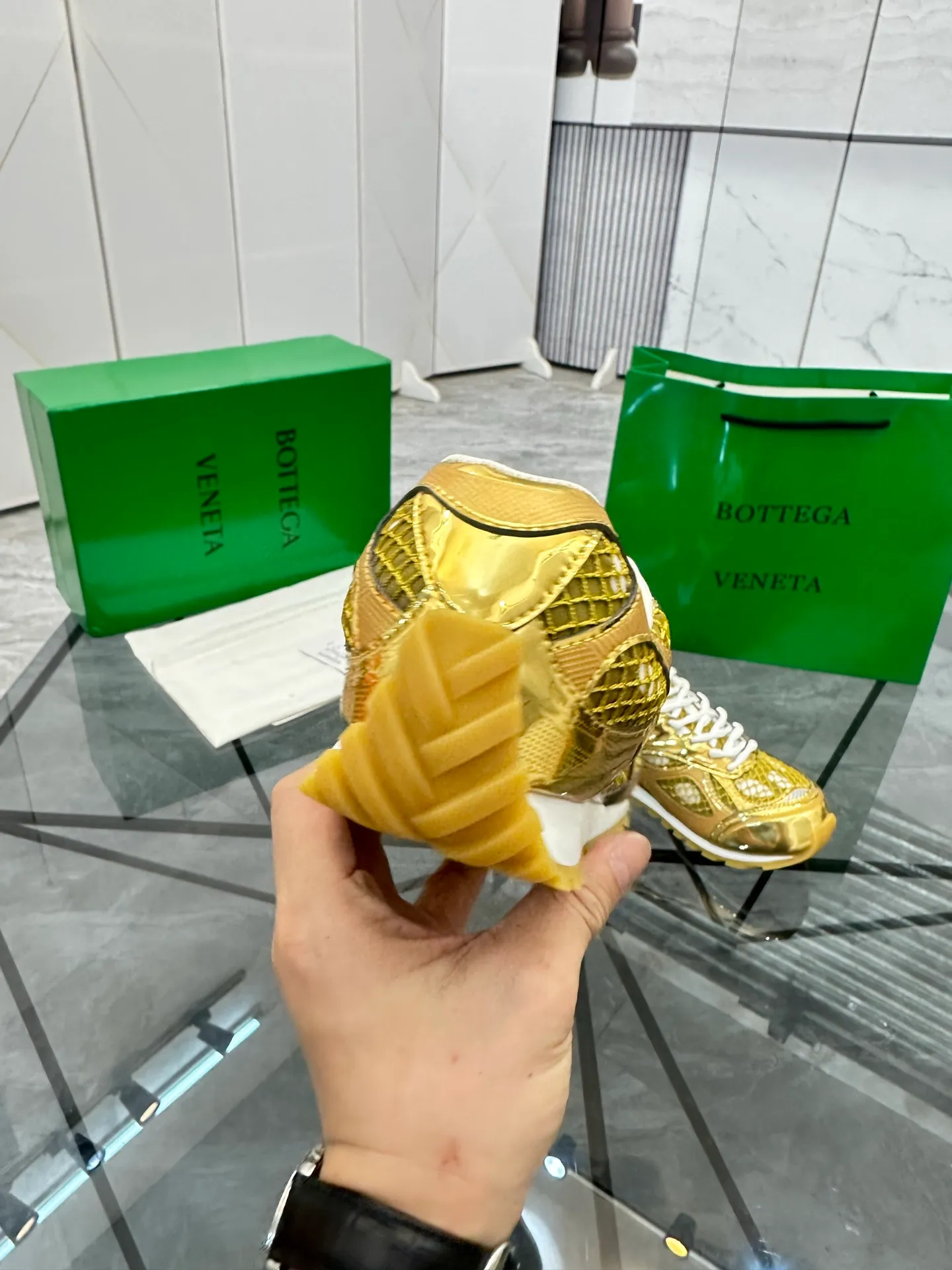 Factory men's shoes 💰: 620💰 (top version) BV Orbit sneakers Wang Yibo's same style couple's dad shoes Runner sneakers, made of lightweight technical mesh fabric. Matched with geometric pattern designed rubber outsole Wang Zha series high version Look for the package craftsmanship The actual height is much higher, but the legs are still slim. Very nice and playable and durable Matching to the standard 💯 Package shoe technology Look for the high version The outsole is made of color-blocked TPU outsole Women's model 35 36 37 38 39 40 41 (40 41 customized) Men's model 38 39 40 41 42 43 44 45. (Customized size 38 45.46) No. H345